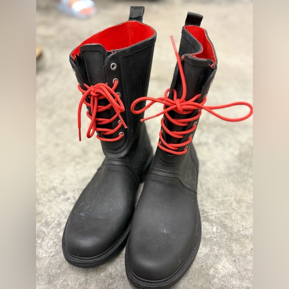Black and Red Boots‎